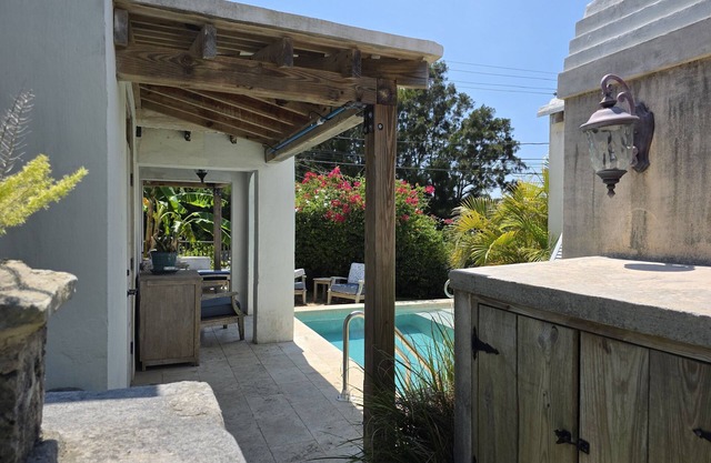 Entire Property House & Studio Cottage w/Pool, Near Beach, Trails, Shop, Bus Stp