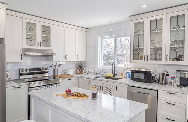Entire Renovated 5BDR House in Chambly, ALL NEW! Swimming pool