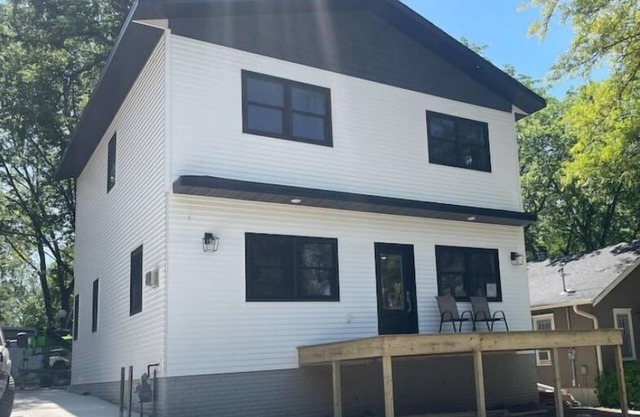 Entire Top Floor Only: Okoboji Oasis/Private Entrance