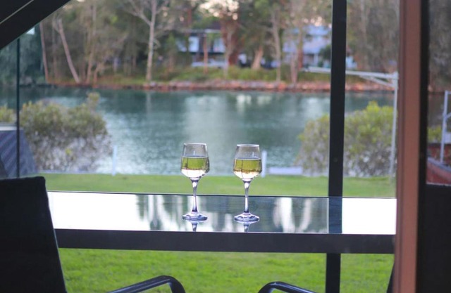 ENTIRE WATERFRONT UNIT free WIFI