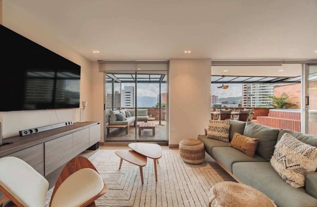 EP| Bright Apt W/AC, Workspace, Jacuzzi