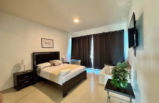 Equipped beach apartment with kitchen, AC, WIFI, 1 Queen bed + 1 sofa bed.