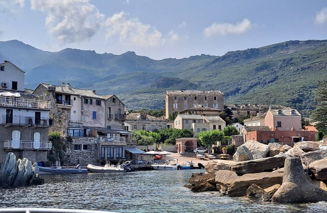 Erbalunga: Un Petit Coin de Détente Face à la mer