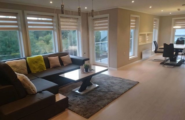 Erika's Apartment: Central Kalvåg Stay with Mountain Views and Nearby Sea