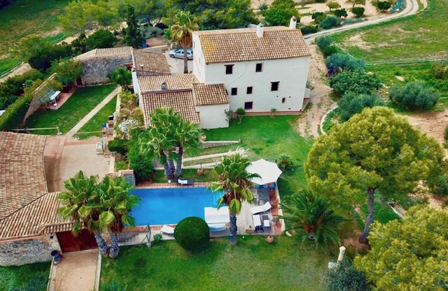 Holiday cottages surrounded by olive trees, grapevines and horses