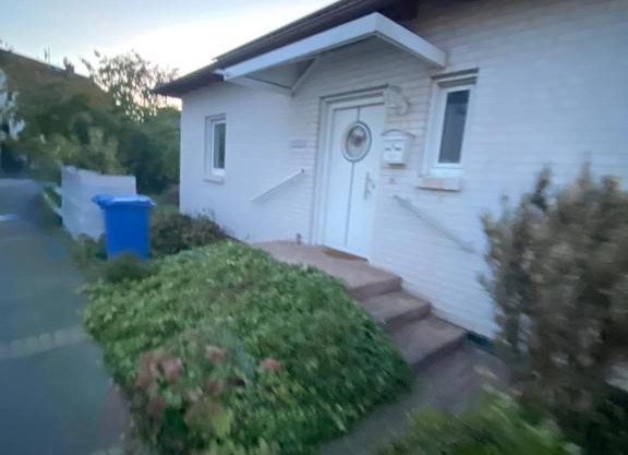 Es ist eine sehr schöne Haus mit 3 Zimmer Und Garten,Carports für 2 Autos