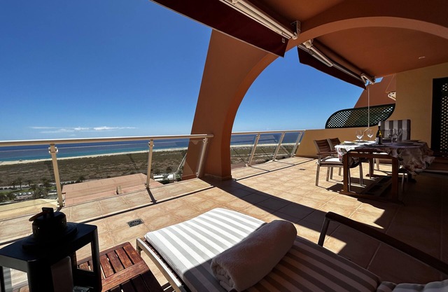 Large terrace, views of the beach, sunny, free Wifi, spacious and comfortable