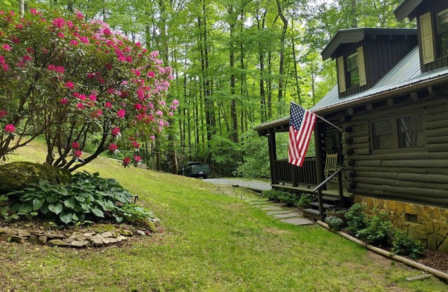 Escape to a peaceful creekside 2-bdrm cabin with WiFi, AC in Nantahala Lake area