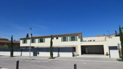 Escape to a Spacious Retreat with Jacuzzi & BBQ