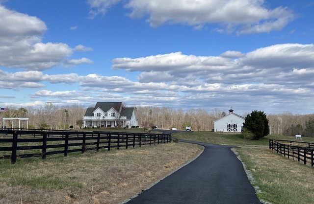 Escape to Nature: Exquisite Retreat Perfect for Gatherings near Charlottesville