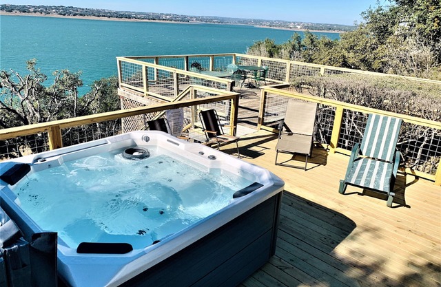 Escape to Nature-Wildlife with amazing Lake views from elegant home with hot tub