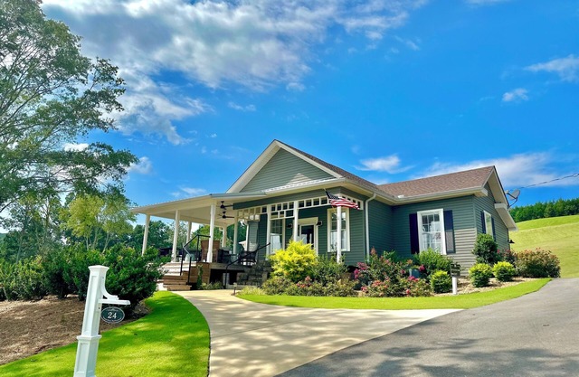 Escape to the 1930's Bungalow "Imperfect Perfection" - Pool, Kayaks, HotTub!
