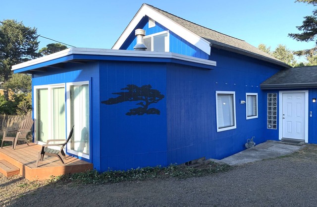 Escape to the beach-Cozy beach home with deck, water views and easy beach access