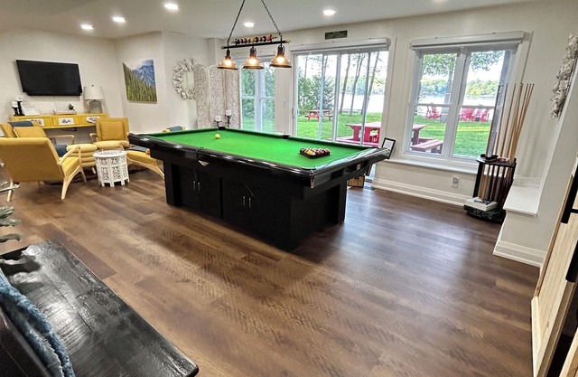 Escape to the Lake-7bedroom waterfront cottage w/hot tub in Muskoka.
