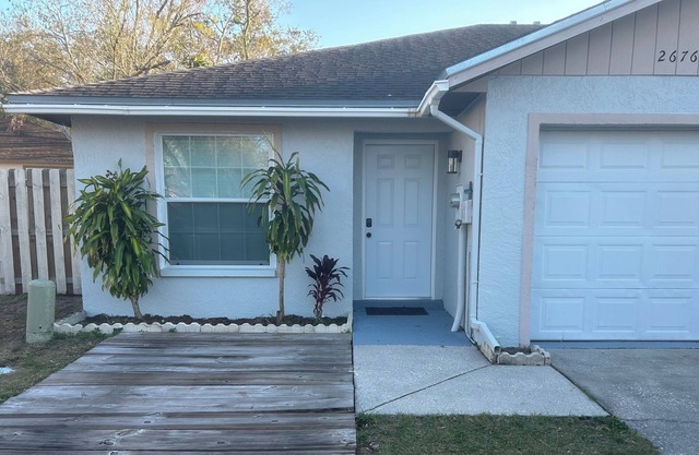 Escape to this charming villa in picturesque Palm Harbor. With 2 cozy bedrooms.
