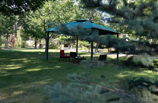 Escape & Unwind in Picturesque Christina Lake, Sleeps 2- Beaches, Golf, Fishing