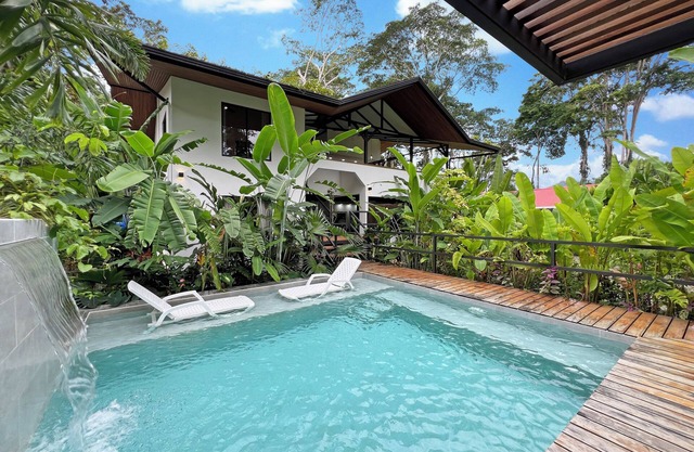 Escondido: Huge House, Pool, AC, TV, Game Room, Kitchen, WiFi, Near Beach