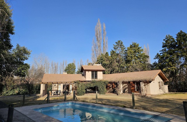 Espaciosa y cálida en medio de gran parque