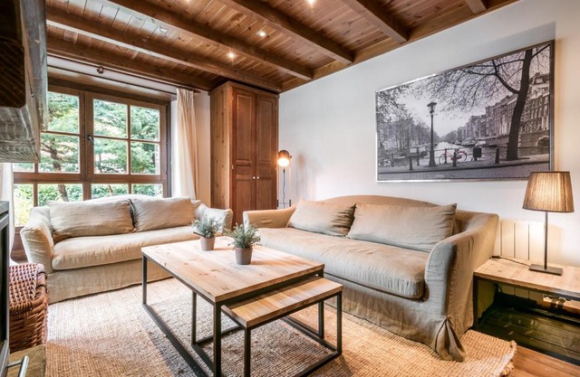 Esquiros by Totiaran