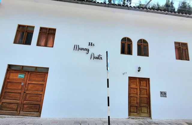 Está ubicado en el centro de la ciudad, cerca de la plaza mayor de Cusco.