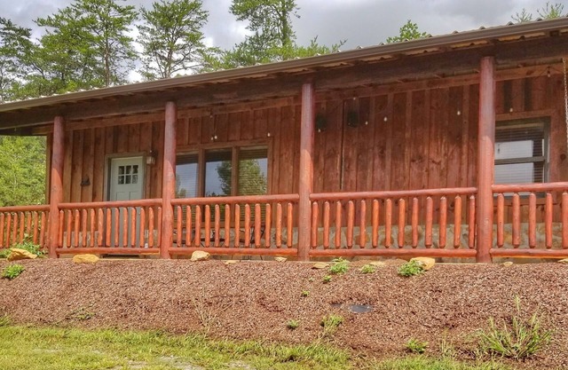 Eula Mae- Hot tub,Gas Fireplace, Wifi, campfire pit, secluded, close to rafting
