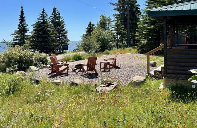 Eve's Place Lakeside Cabin 2: Pet Friendly!