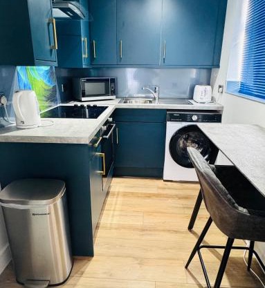 EVELYN - KENILWORTH STUDIO FLAT 30m2 - PRIVATE PARKING