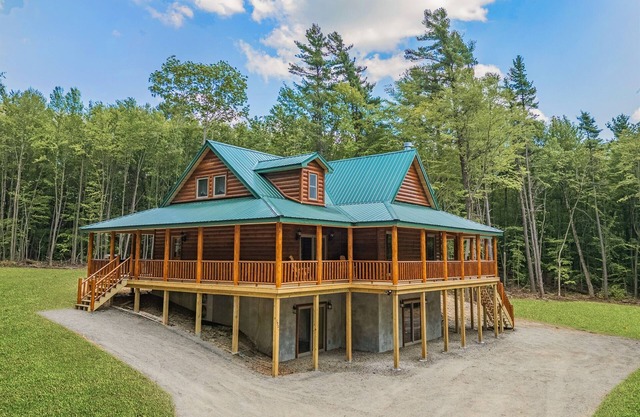 Evergreen Lodge Lakefront 6 Br 3Ba Kayaks, Fishing, Hot Tub, Fire Pit, Hiking!