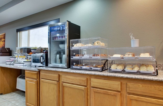 EverSpring Inn & Suites