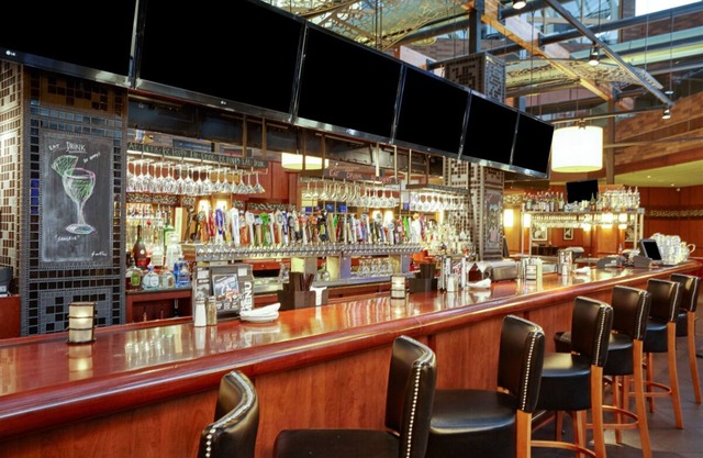 Everything You Need for Your Illinois Trip! 3 Classy Units, Free Parking, Dining