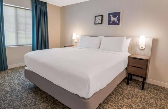 Everything You Need For The Perfect Vacation! Pets are Welcome! Parking, Pool!