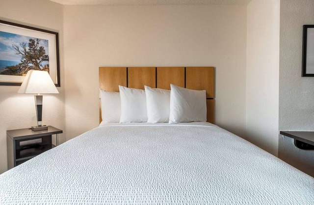 Excellent Choice! Spacious Unit w/Full Kitchen, Free Parking Onsite!
