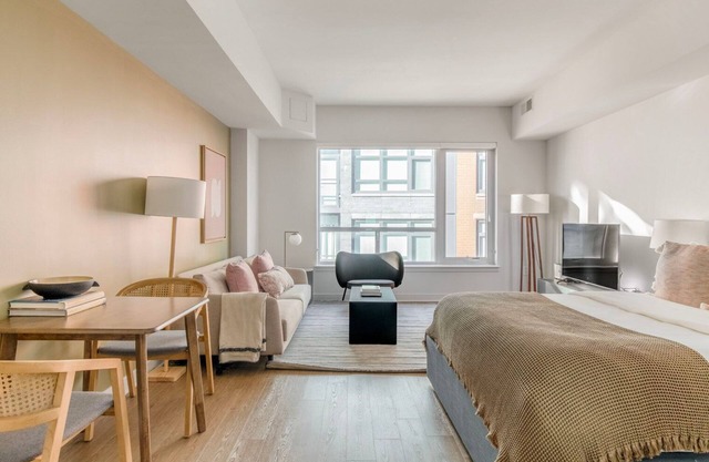 Excellent Mount Vernon Studio w/Roof Pool, nr Nightlife, by Blueground