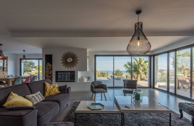 Exceptional 5-star villa, sea and mountain views, swimming pool.