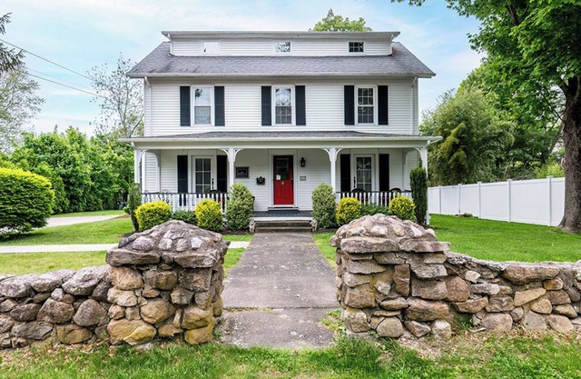 Exceptional Historic "The Wakefield" in town. Narragansett Beaches-3 mi-Rec Room