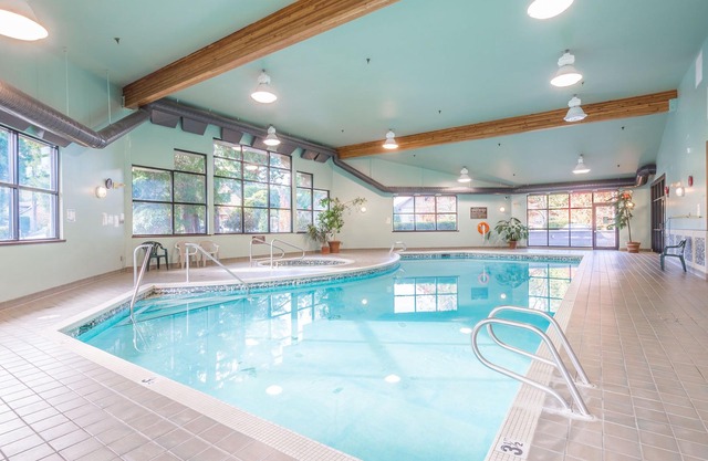 Exceptional Oceanside Cottage in Parksville BC located in Popular Resort Area!