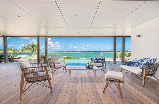 Exceptional Raymaude villa, view and direct access to the sea