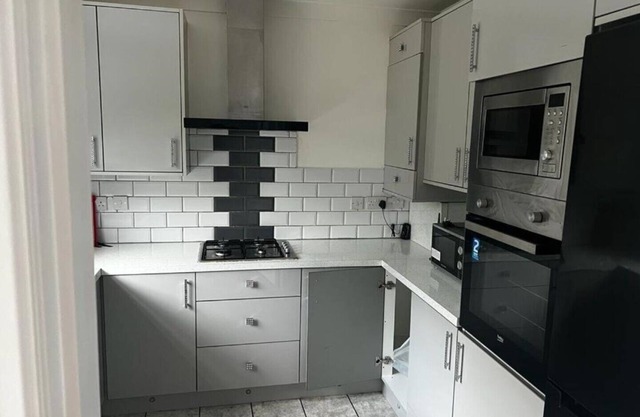 Exciting 4 Bedroom Bungalow in Greater London Sleeps 6