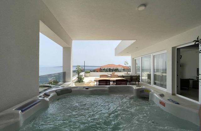 Exclusive 2 Bedroom Seafront Suite w/jacuzzi