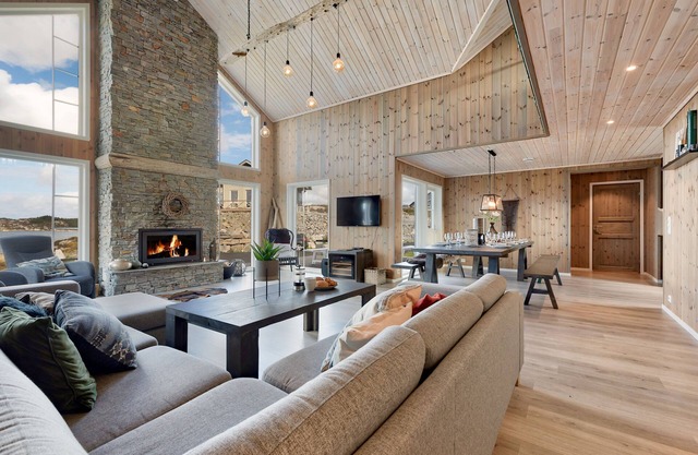 Exclusive and spacious fishing cabin by the sea with panoramic views to the west