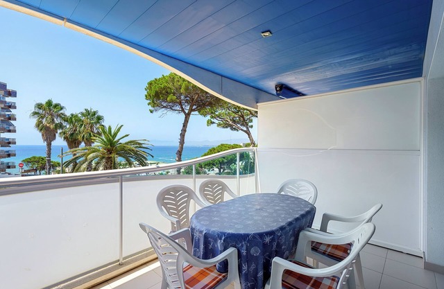 Exclusive Apartment for Families 'Les Ones' 50 Meters from the Beach with Shared Pool