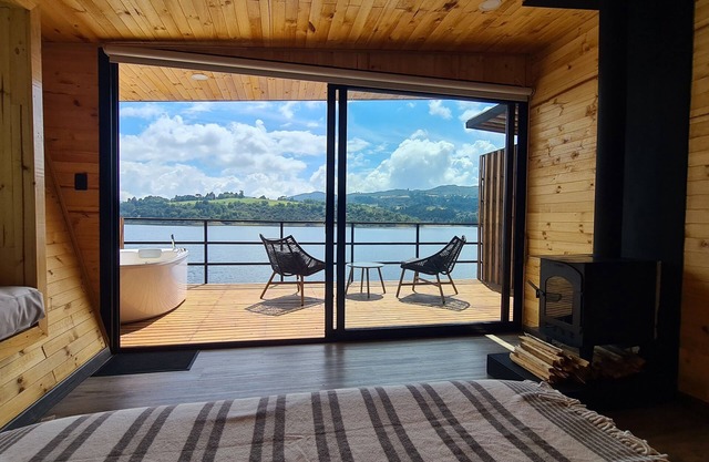 Exclusive cabin next to the shore of the sisga