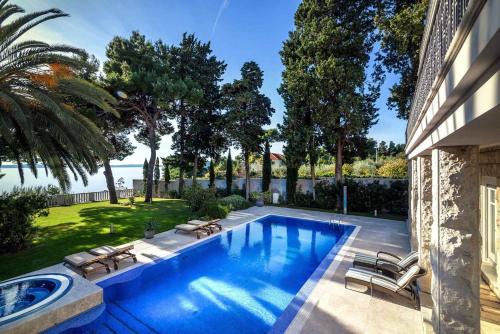 Exclusive Seafront Villa 5 Bedrooms Villa Mestro Outdoor Pool & Magical Sea Views Split