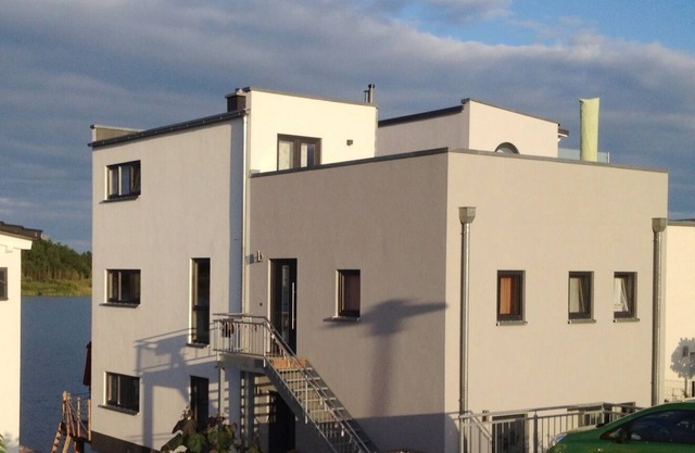 Exclusive vacation apartment directly above the water