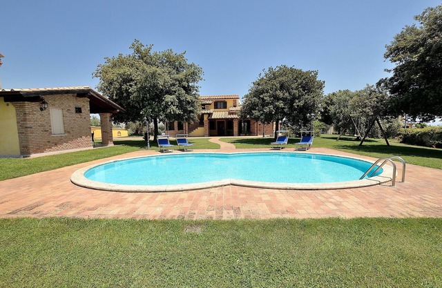Exclusive villa very close to the station for Rome and Pompei !