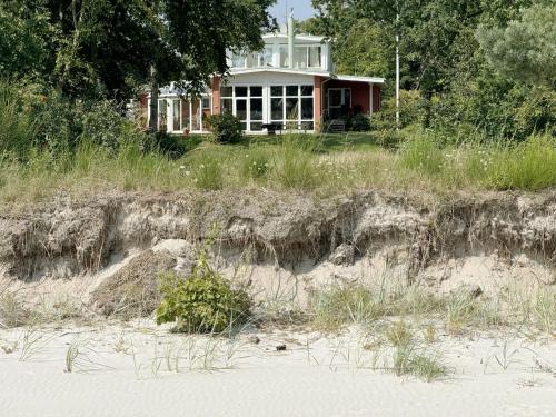 Exclusive villa with a panoramic view of the Baltic Sea in Beddingestrand