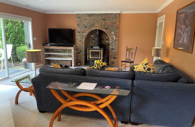 Executive 2 bedroom suite on a Private Estate - Pet Friendly