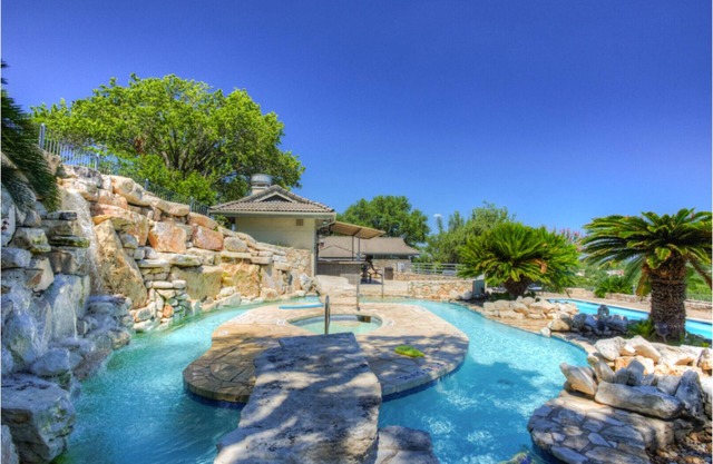 Executive Cottage in Barton Creek Lakeside
