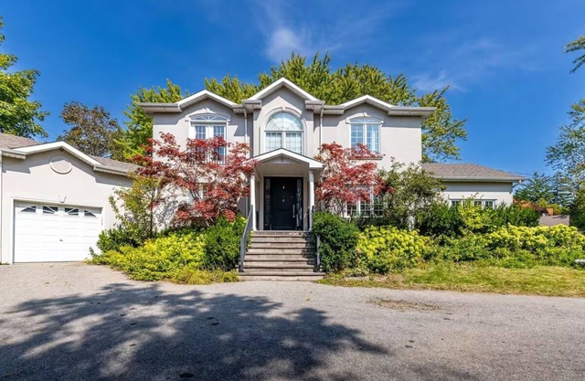 Executive home, spacious, 4 bedrm, parking, 30 min to downtown, backyard, pets