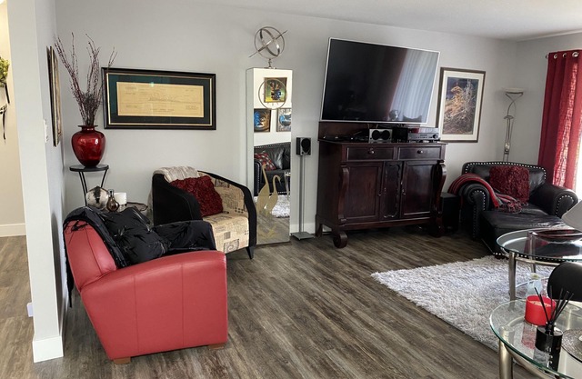 Executive Southside home close to all amenities, by Henderson lake & golf course